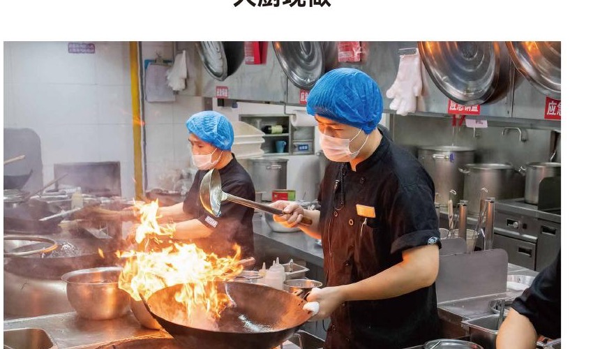 厨房で明火調理をする曼玉のシェフ